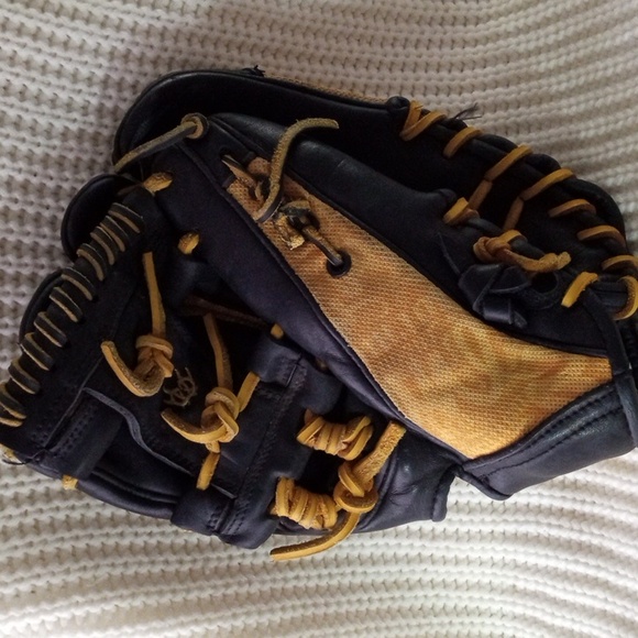 DeMarini Rouge Baseball Mitt - Picture 6 of 15